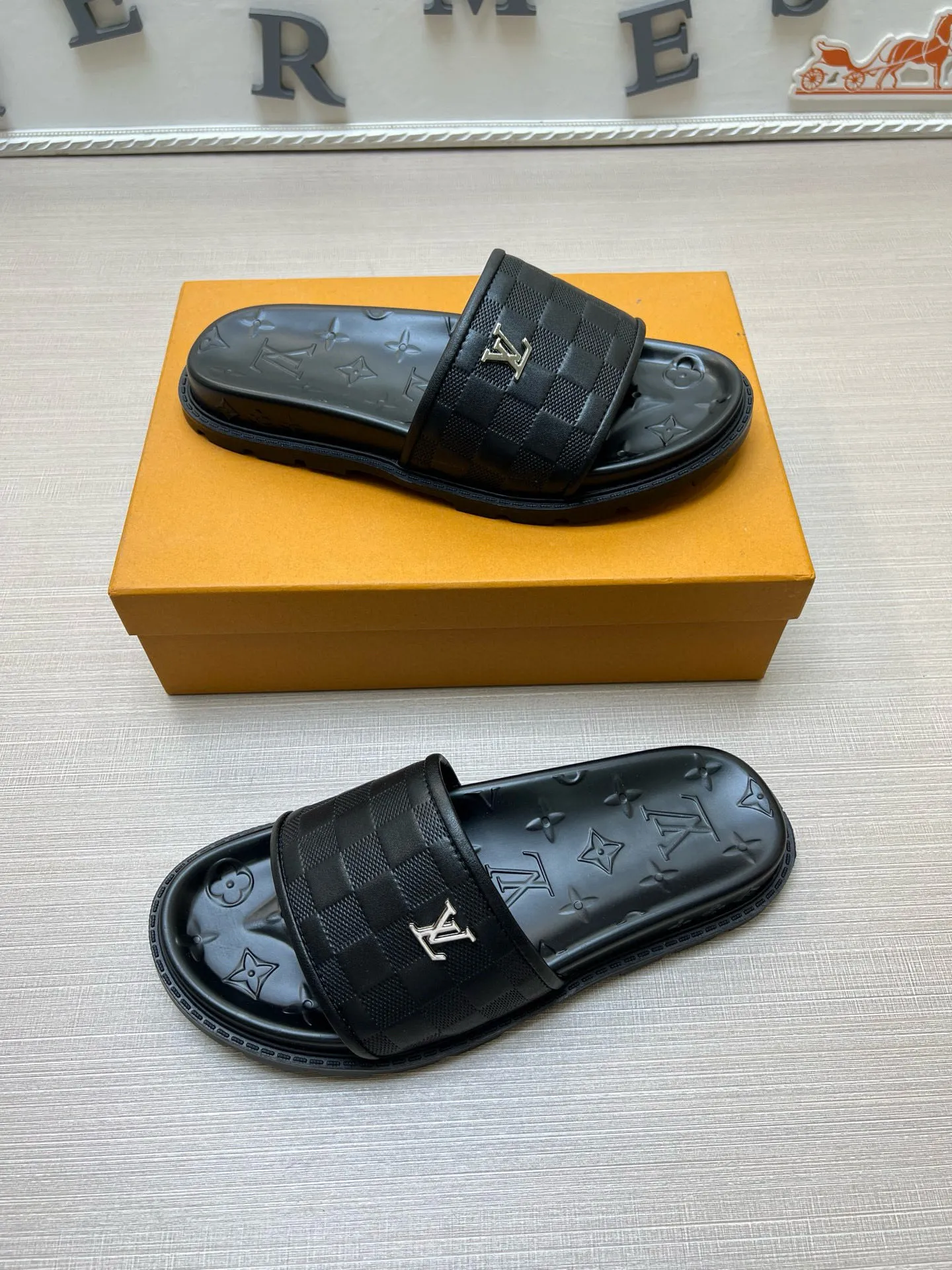 P270🏆Louis Vuitton 🏆[Louis Vuitton] Spring/Summer 2025 [Men's Flip Flops] 🎯🎯As an active family in the fashion industry ⭐ Lv is characterized by bold innovation ⚡Create this casual business style for Chinese fashionable men ✨The fabric is made of imported high-grade cowhide 🔥 Clean and neat ⚡Fashionable and elegant🌹Breathable, sweat-absorbent and deodorant👈So luxurious, high-end and domineering. 👍Must be sold if you repost the picture. Number of yards: 38--46. Color: 🎉 For large quantities. Welcome to repost.